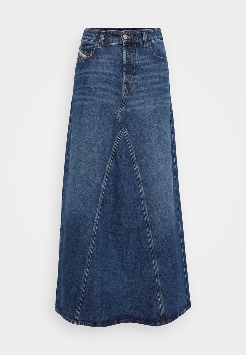 Denim-Maxi-Rock mit eng anliegendem Bund, ausgestellter Silhouette und mittelblauer Farbe. Auffällige diagonale Nahtdetails und rohem Saum.