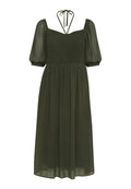 Olivengrünes, mittellanges Kleid mit Puffärmeln, gerafftem Oberteil und gebundenem Ausschnitt. Hergestellt aus leichtem Stoff mit einem fließenden Rock.