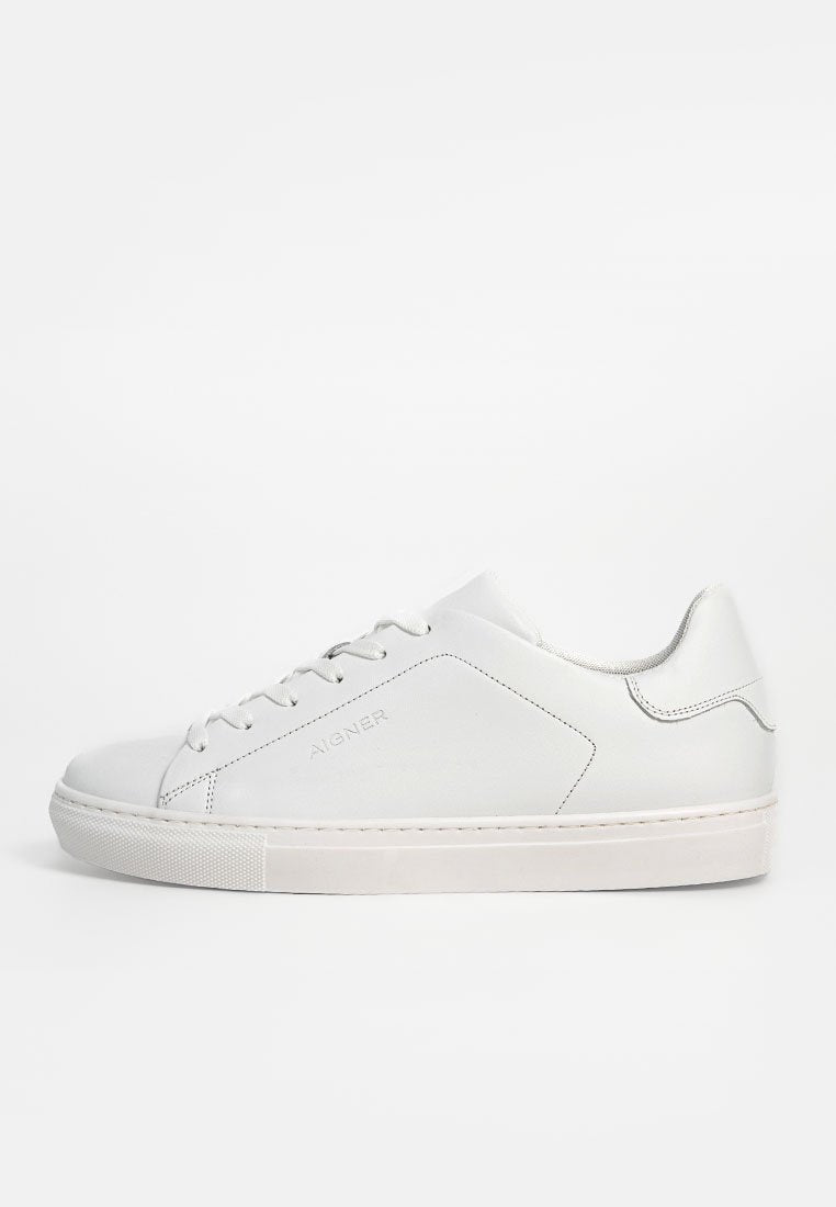 Weiße Ledersneaker mit runder Zehenpartie, Schnürverschluss und minimalistischer Gestaltung. Die Sohle ist flach mit dezenten Nähten und Branding an der Seite.