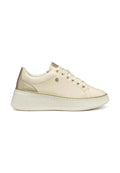 Beiger Sneaker mit glattem Lederobermaterial, metallischen Akzenten, abgerundeter Spitze, goldenen Ösen und dicker weißer Sohle.