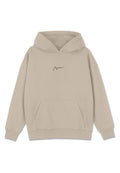 Beige Hoodie aus weichem Material, mit einer Fronttasche, gerippten Bündchen und einer Kapuze mit Kordelzug. Minimalistisches Text-Logo in dunklerer Farbe.