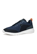 Marineblaue Sportschuhe aus Mesh- und synthetischen Materialien, mit weißer Sohle und orangefarbener Lasche an der Ferse. Glatte und strukturierte Oberflächen.