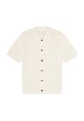 Kurzärmeliges, gestricktes Poloshirt in Off-White. Es verfügt über eine strukturierte Musterung, fünf braune Knöpfe vorne und einen weichen Kragen.