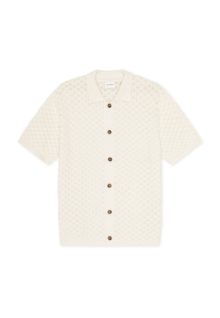 Kurzärmeliges, gestricktes Poloshirt in Off-White. Es verfügt über eine strukturierte Musterung, fünf braune Knöpfe vorne und einen weichen Kragen.