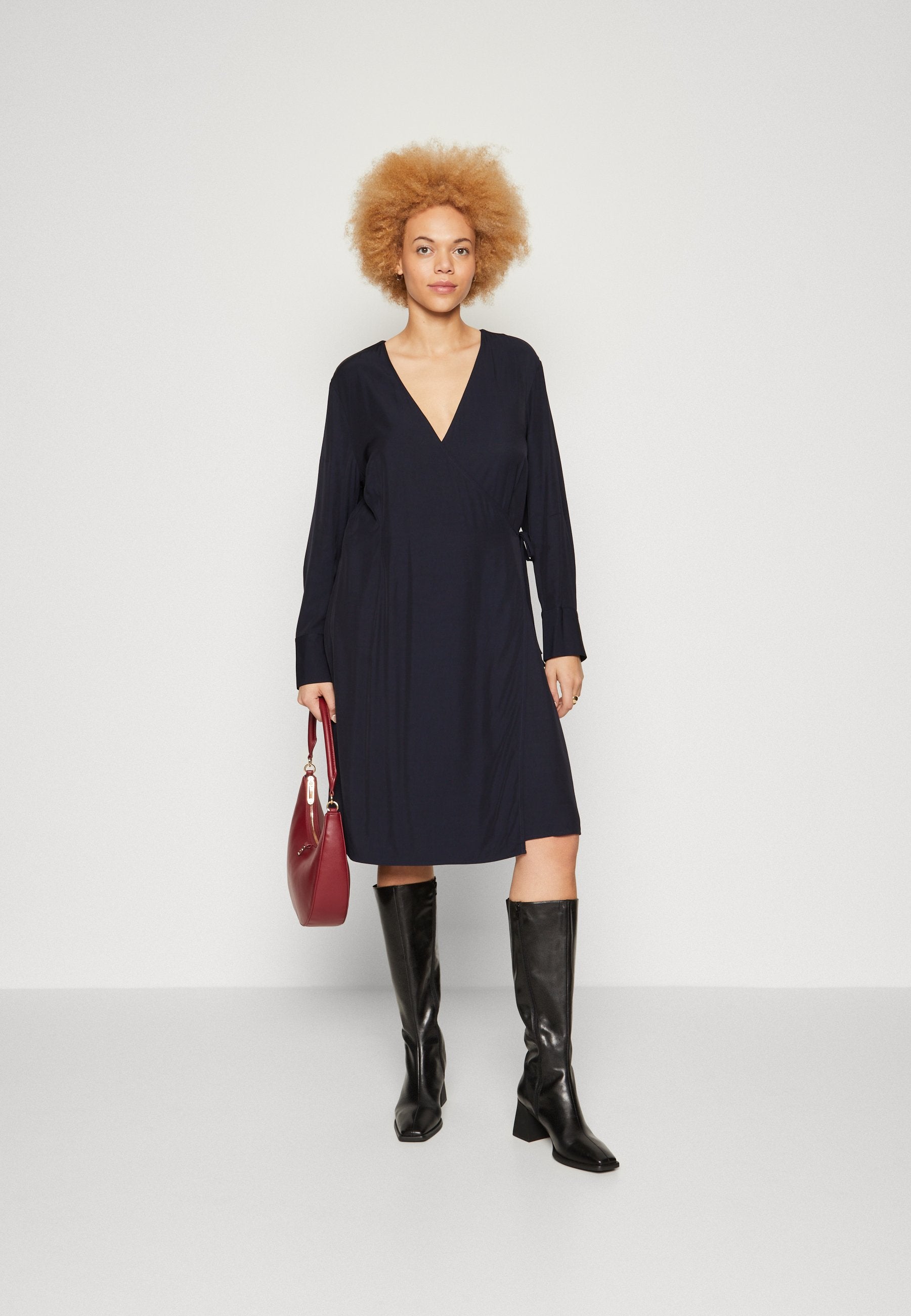 SEAL KNEE DRESS Media 2