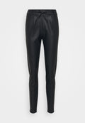Schwarze, figurbetonte Hosen aus glattem, glänzendem Material mit einem elastischen Bund und Kordelzug. Ausgestattet mit vorderen Falten und schmal zulaufenden Beinen.