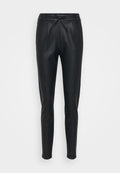 Schwarze, figurbetonte Hosen aus glattem, glänzendem Material mit einem elastischen Bund und Kordelzug. Ausgestattet mit vorderen Falten und schmal zulaufenden Beinen.