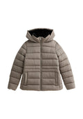 Gepolsterte Jacke in gedämpftem Beige, mit Reißverschluss vorne, großem Kapuzenkragen und zwei Seitentaschen. Der Stoff hat eine glatte Textur mit gestepptem Design.