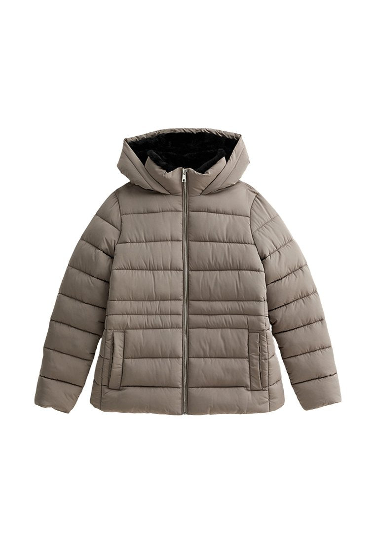 Gepolsterte Jacke in gedämpftem Beige, mit Reißverschluss vorne, großem Kapuzenkragen und zwei Seitentaschen. Der Stoff hat eine glatte Textur mit gestepptem Design.
