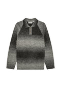 Grau gestrickter Pullover mit einem Farbverlauf-Design, ausgestattet mit einem Kragen und drei braunen Knöpfen an der Vorderseite. Lange Ärmel, strukturierter Stoff.