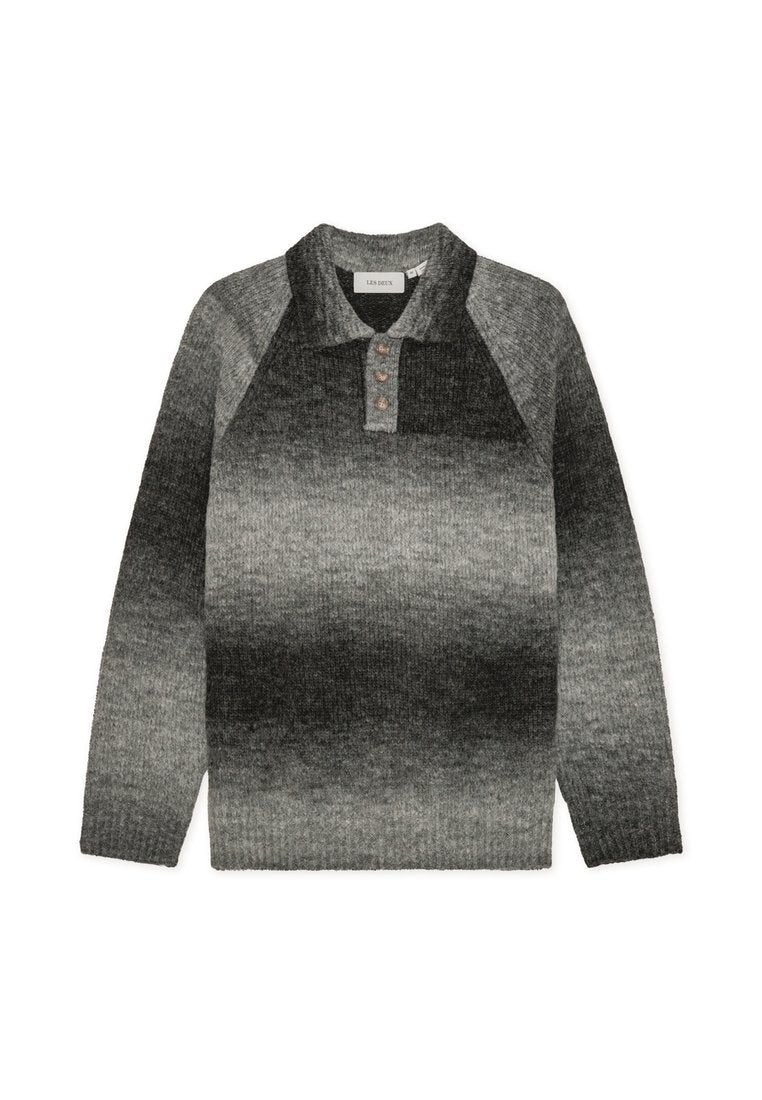 Grau gestrickter Pullover mit einem Farbverlauf-Design, ausgestattet mit einem Kragen und drei braunen Knöpfen an der Vorderseite. Lange Ärmel, strukturierter Stoff.