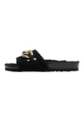 Schwarzer Rutschsandal mit strukturiertem Stoffobermaterial, goldfarbenen Hardware-Details und flacher Gummisohle mit gerilltem Muster.