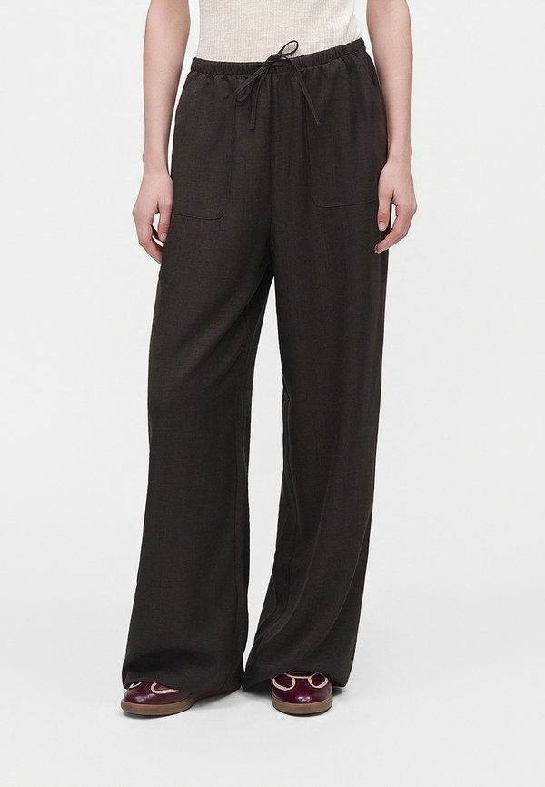 Vero Moda Tall VMMELANEY LOOSE PANT - Trousers - chocolate torte