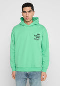 Mintgrüner Hoodie aus weichem Stoff. Verfügt über eine Kängurutasche, gerippte Bündchen und Saum sowie schwarzen Schriftzug auf der Vorderseite.