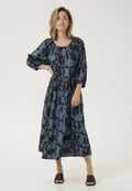 Maxikleid in blau-schwarz mit abstraktem Druck, mit quadratischem Ausschnitt, gerafften Ärmeln und elastischem Bund. Glatte Stofftextur.