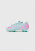 Hellblaue Fußballschuhe mit pinken Akzenten, die ein schlankes Design, eine strukturierte Oberseite und geformte Stollen für besseren Halt bieten. Keine weiteren Details.