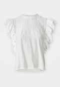 Weiße Bluse mit kurzen Ärmeln, Falten, Rüschenschultern und einem hochgeschlossenen, mit Spitze verzierten Kragen. Hergestellt aus weichem, glattem Stoff.