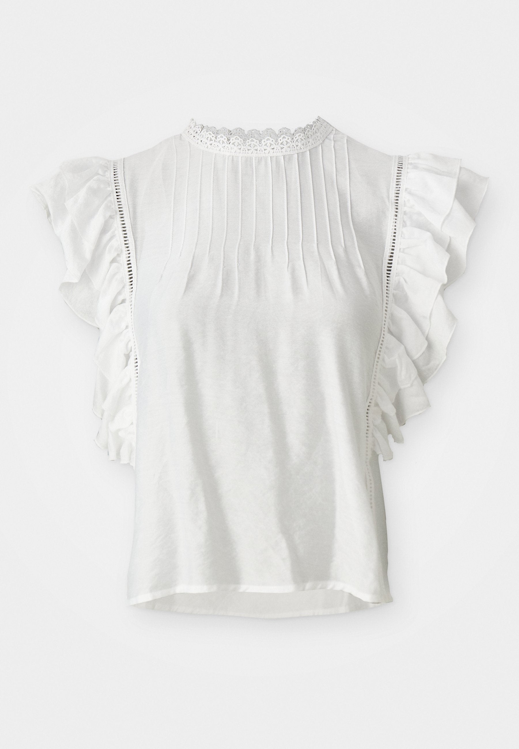 Weiße Bluse mit kurzen Ärmeln, Falten, Rüschenschultern und einem hochgeschlossenen, mit Spitze verzierten Kragen. Hergestellt aus weichem, glattem Stoff.
