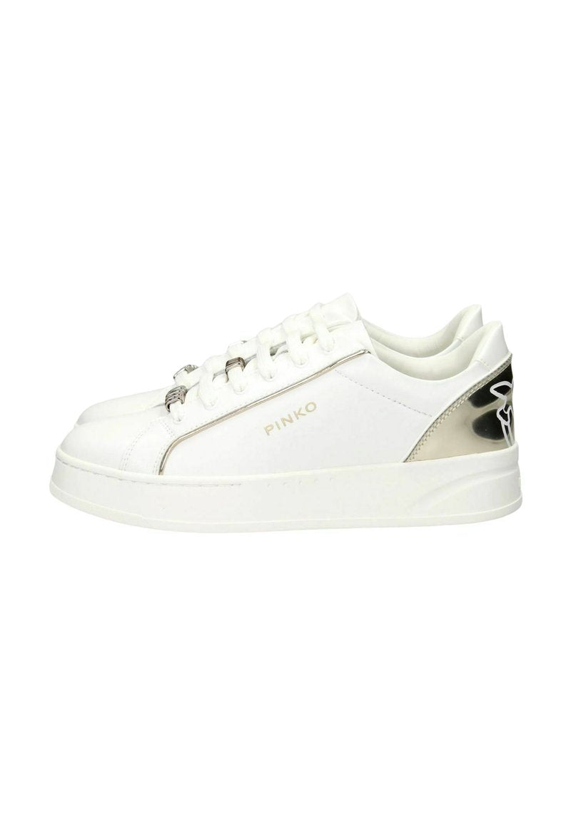 Weiße Sneaker mit niedrigem Schaft und dicken Sohlen, metallisch silbernes Fersen-Detail, Schnürung vorne und "PINKO"-Markenlogo an der Seite.