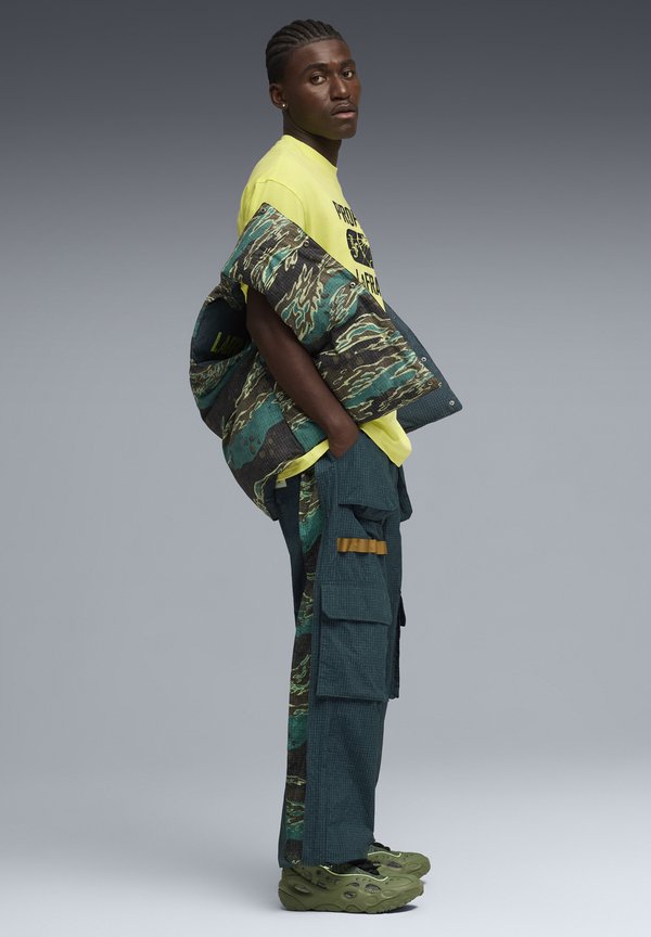 Puma LA FRANCÉ RNR CAMO - Basketball shoes - avocado green-fizzy light