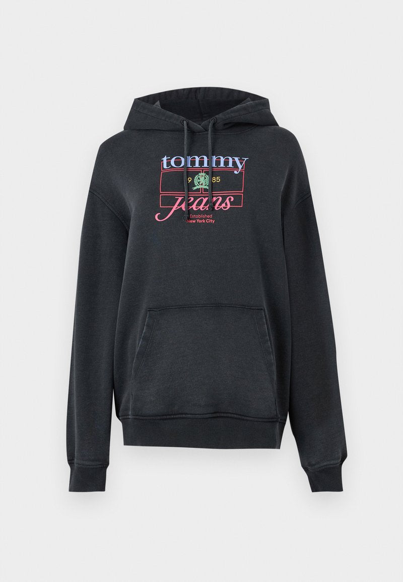 Dunkelgrauer Hoodie mit einer Vordertasche, verstellbarem Kordelzug und leuchtendem Logo-Text in Pink, Blau und Grün mit etablierten Details.