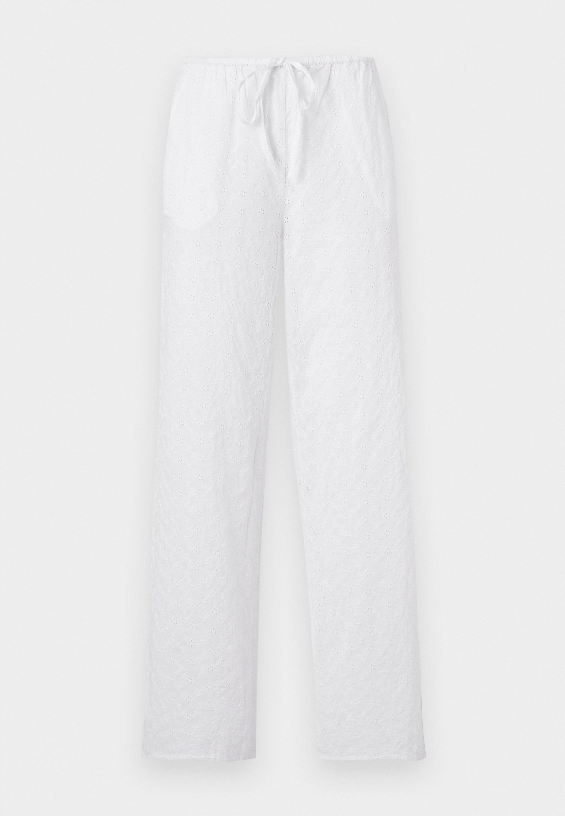 Weiße Hose mit weitem Bein, mit Lochstickerei, elastischem Bund und vorne Bindeband.