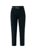 Schwarze maßgeschneiderte Hose mit einem Taillenbund mit einem Gürtel und goldener runder Schnalle, gefalteter Vorderseite und schmal zulaufendem Saum am Knöchel.