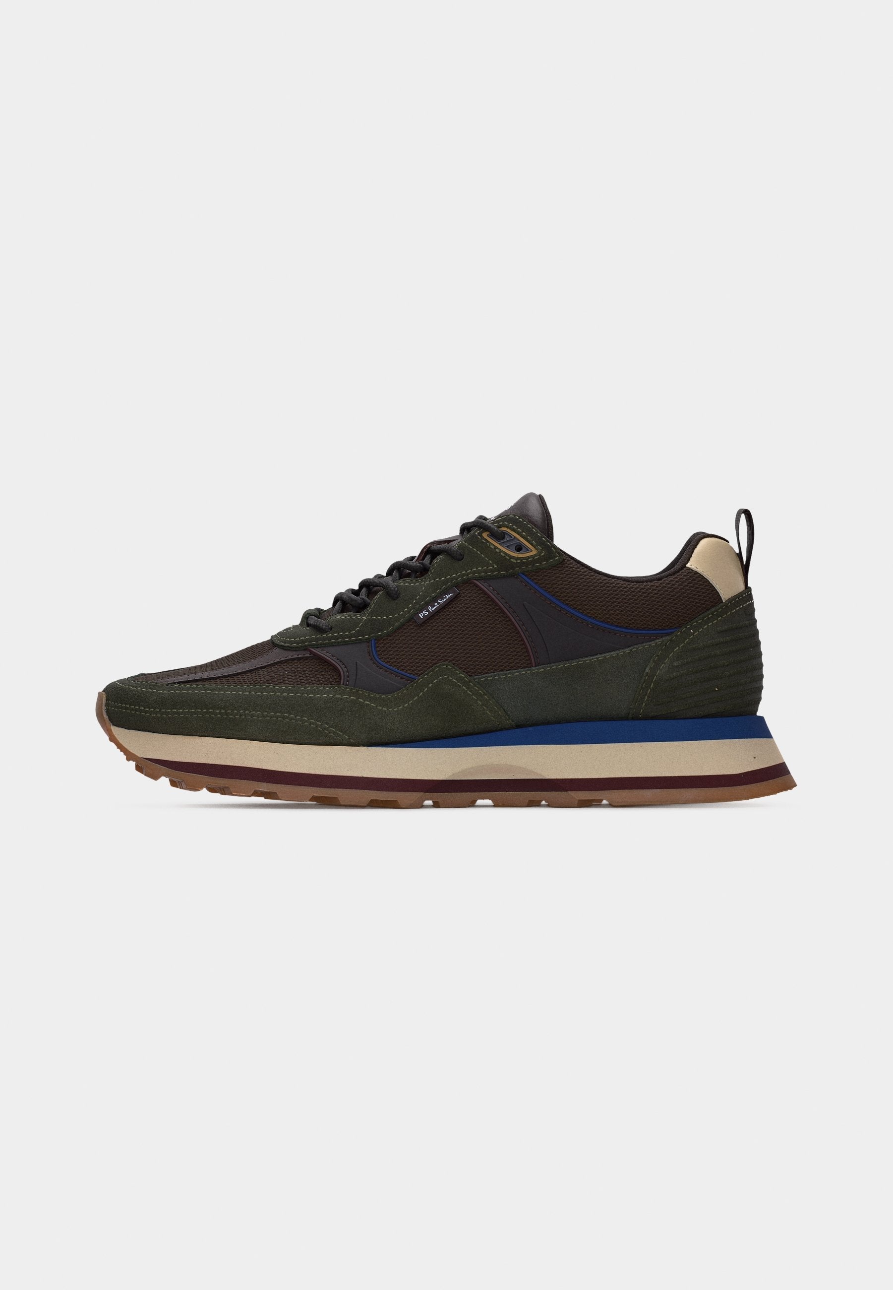 Dunkelgrüner und brauner Sneaker in niedrigem Schnitt mit beige-blau gestreifter Sohle, Schnürverschluss und Zuglasche an der Ferse.