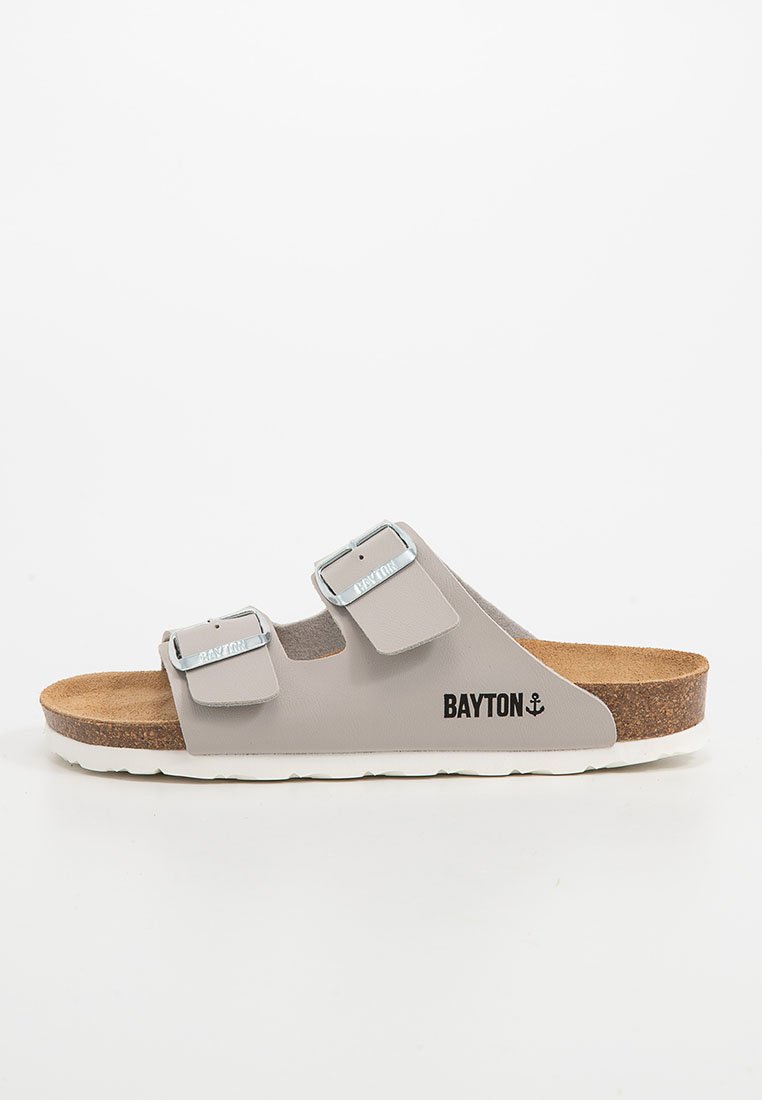 Graue BAYTON-Sandale mit zwei verstellbaren silbernen Schnallen, Korkfußbett, weißer Sohle und "BAYTON"-Logo mit Anker an der Seite.