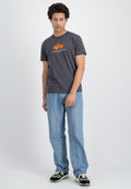 Graues Baumwoll-T-Shirt mit kurzen Ärmeln, versehen mit einem orangen Logo, kombiniert mit hellblauen Jeans und schwarzen Sneakers. Einfaches Design und Passform.