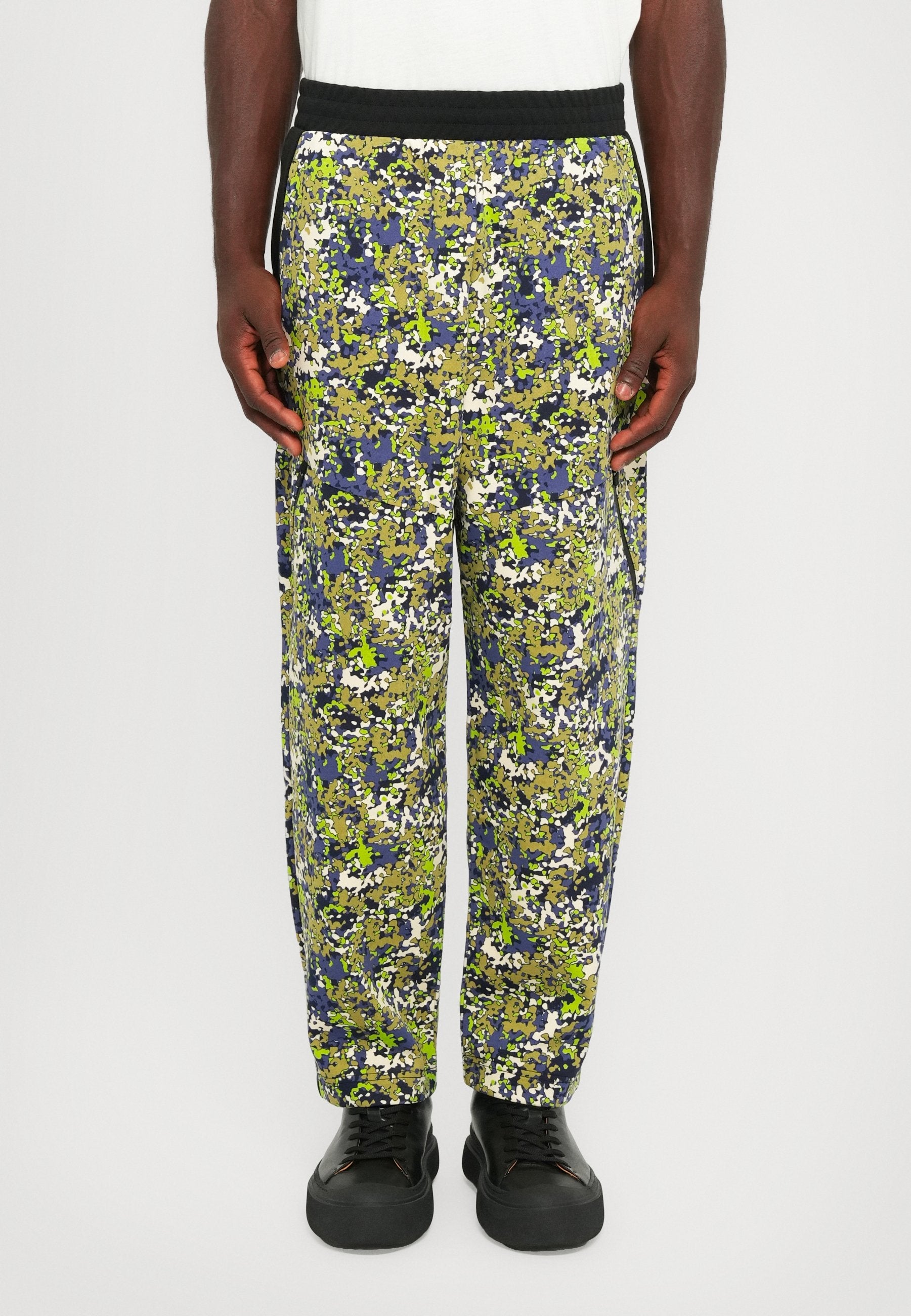 TRAIN VISIBILITY PANTS GRAPHIC Media 3