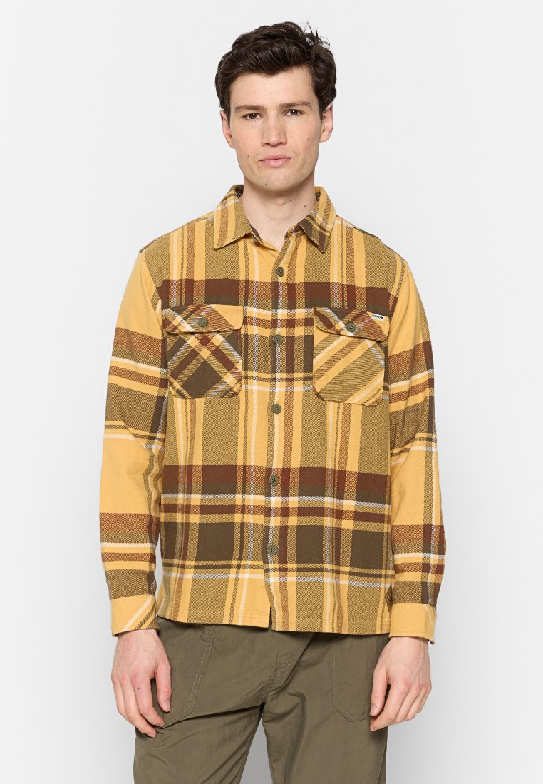 Gelbes und braunes kariertes Flanellhemd mit zwei Brusttaschen, Knopfleiste und lässiger Passform. Glatte Textur mit kontrastierenden Mustern.
