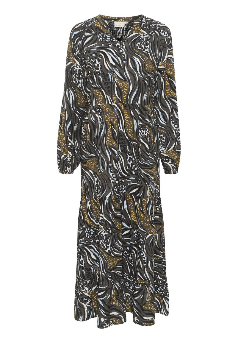 Langärmliges Kleid in Schwarz mit einem fließenden, abstrakten Muster in Gelb, Blau und Weiß. Es hat einen runden Ausschnitt und einen gestuften Saum.