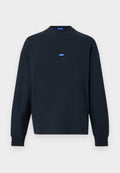 Dunkelblauer Sweatshirt mit langen Ärmeln, Rundhalsausschnitt, gerippten Bündchen und kleinem blauem rechteckigem „HUGO“-Logo mittig auf der Brust.