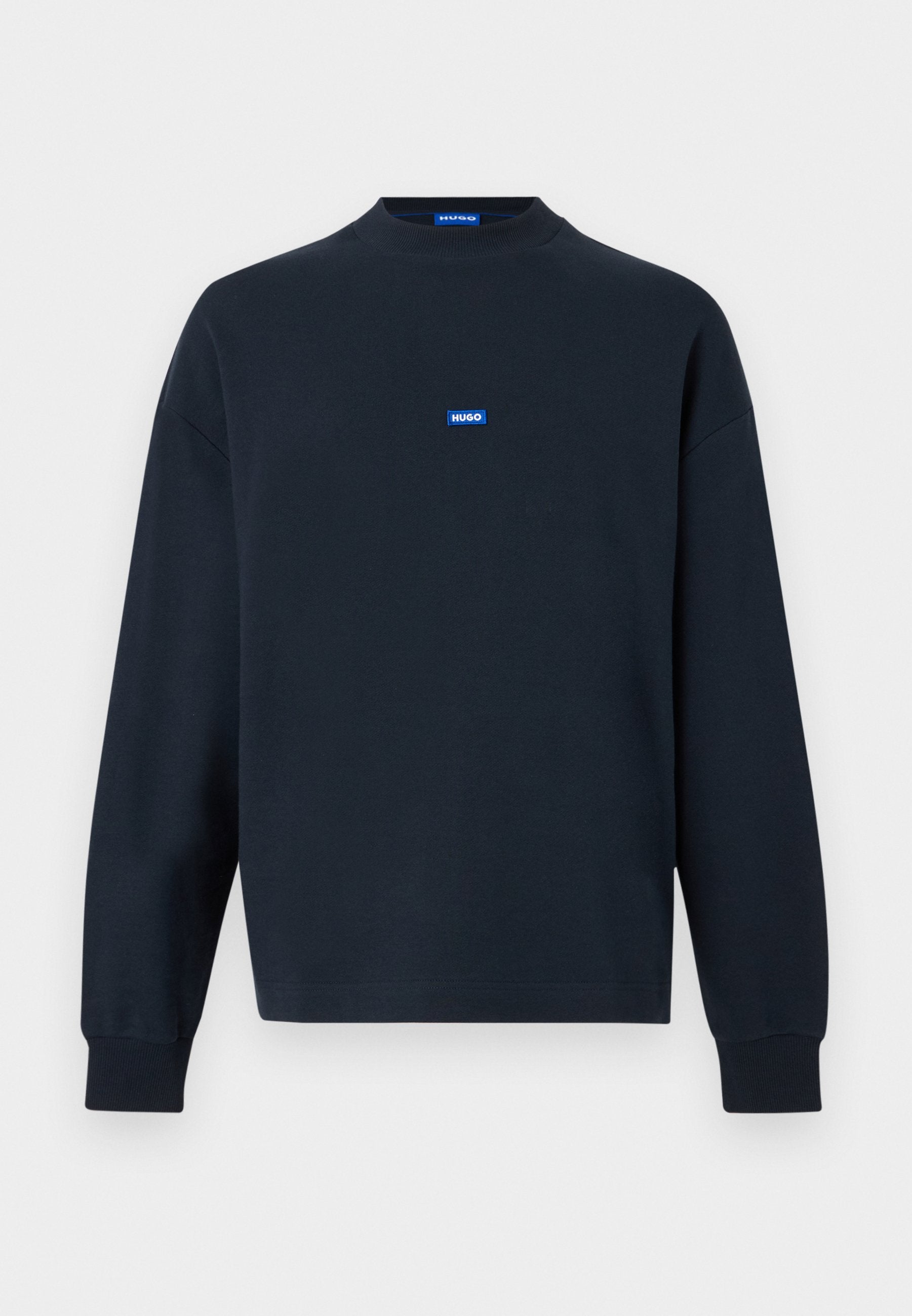Dunkelblauer Sweatshirt mit langen Ärmeln, Rundhalsausschnitt, gerippten Bündchen und kleinem blauem rechteckigem „HUGO“-Logo mittig auf der Brust.