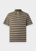 Olivgrünes Poloshirt mit kurzen Ärmeln, hellrosa und weißen horizontalen Streifen sowie zwei weißen Knöpfen am Kragen.