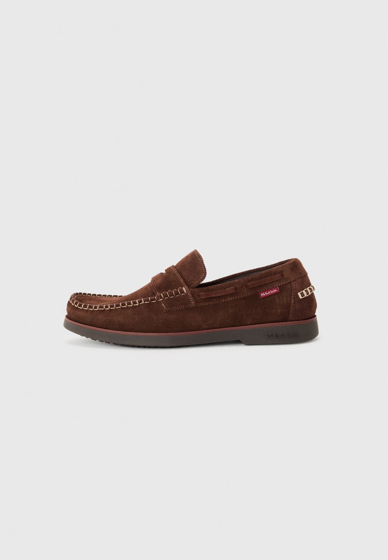 Braune Wildleder Slipper mit runder Zehe, genähten Details entlang der Kante und Gummisohle. Besitzt ein kleines Markenetikett an der Seite.