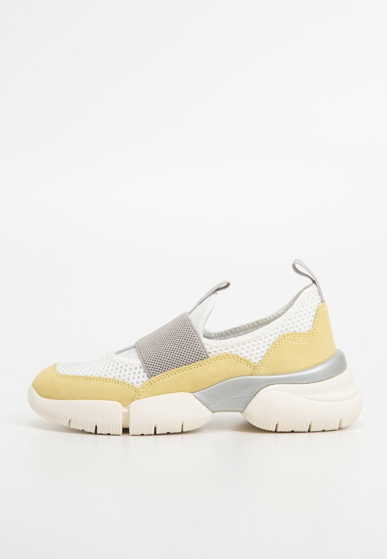 Erwachsenen Sneaker mit Obermaterial aus Mesh und Wildleder in Weiß, Grau und Gelb. Verfügt über einen elastischen Riemen, eine abgerundete Zehenpartie und eine klobige Gummisohle.