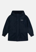 Marineblaue wasserdichte Jacke aus strukturiertem Stoff, mit Kapuze, zwei Fronttaschen und elastischen Bündchen. Timberland-Logo angebracht.