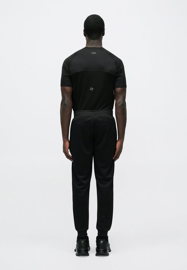 EA7 Emporio Armani TRAIN SOCCER PANT