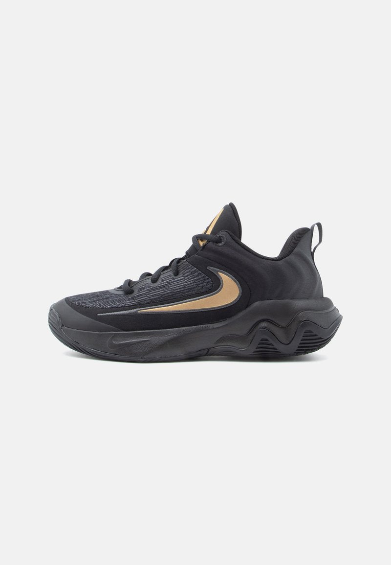 Schwarze sportliche Sneakers mit einem strukturierten Textil-Obermaterial, glatten synthetischen Überzügen und einer gewellten Gummisohle. Goldene Akzentfarbe an der Seite.