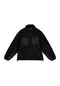 Schwarze Fleecejacke mit hohem Kragen, ausgestattet mit schwarzen Satin-Fronttaschen und Ärmeln. Mit elastischen Bündchen und verstellbarem Saum.