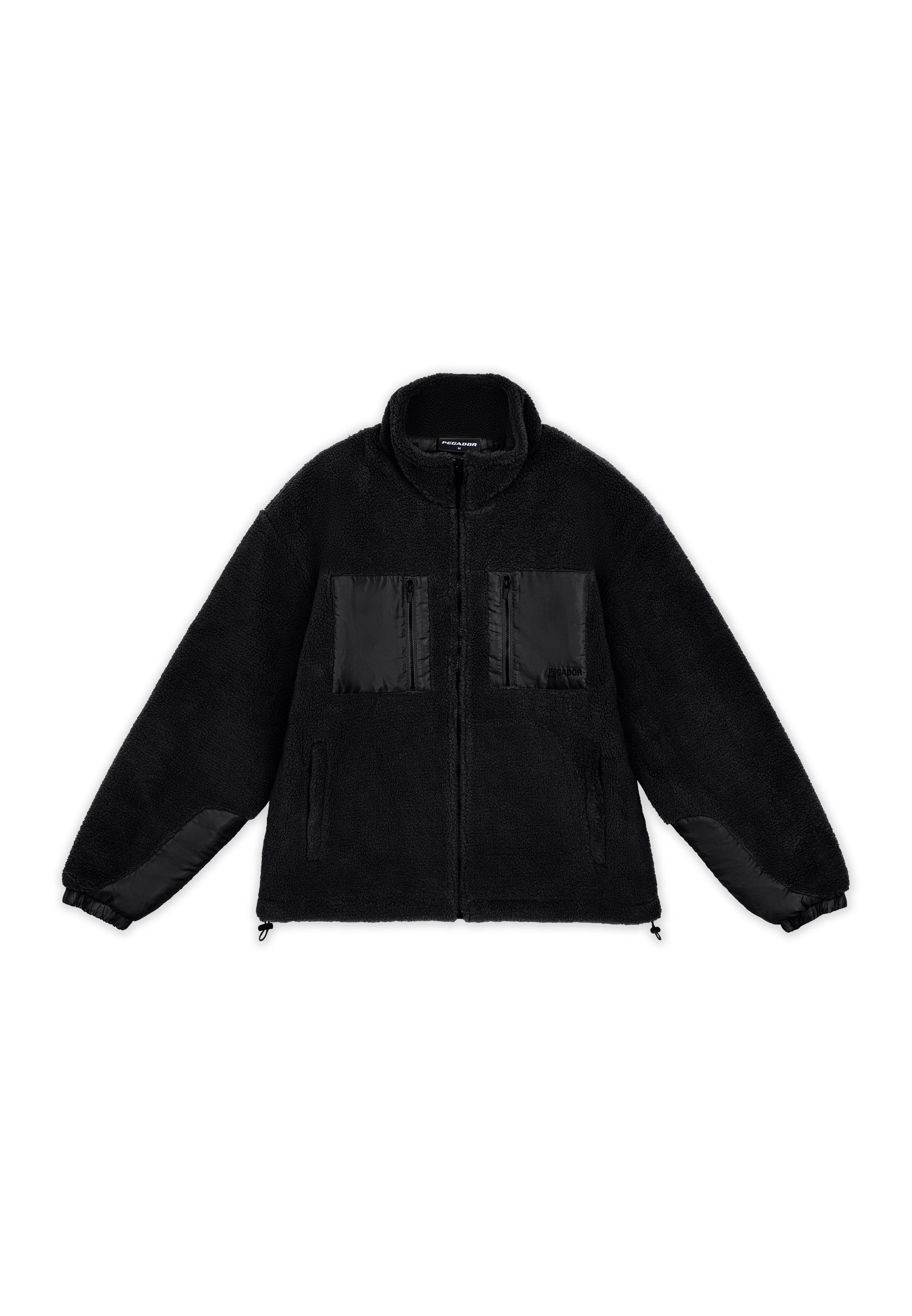 Schwarze Fleecejacke mit hohem Kragen, ausgestattet mit schwarzen Satin-Fronttaschen und Ärmeln. Mit elastischen Bündchen und verstellbarem Saum.