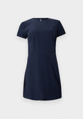 Marineblaues Kurzarmkleid mit rundem Ausschnitt, tailliertem Oberteil und A-Linie-Silhouette. Verfügt über ein kleines Logodetail auf der Brust. Glattes Material.