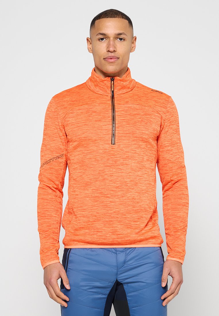 Oranger Pullover mit hohem Kragen und halbhohem Reißverschluss. Strukturierter Stoff, schlanke Passform, mit Logodetail auf der Schulter.