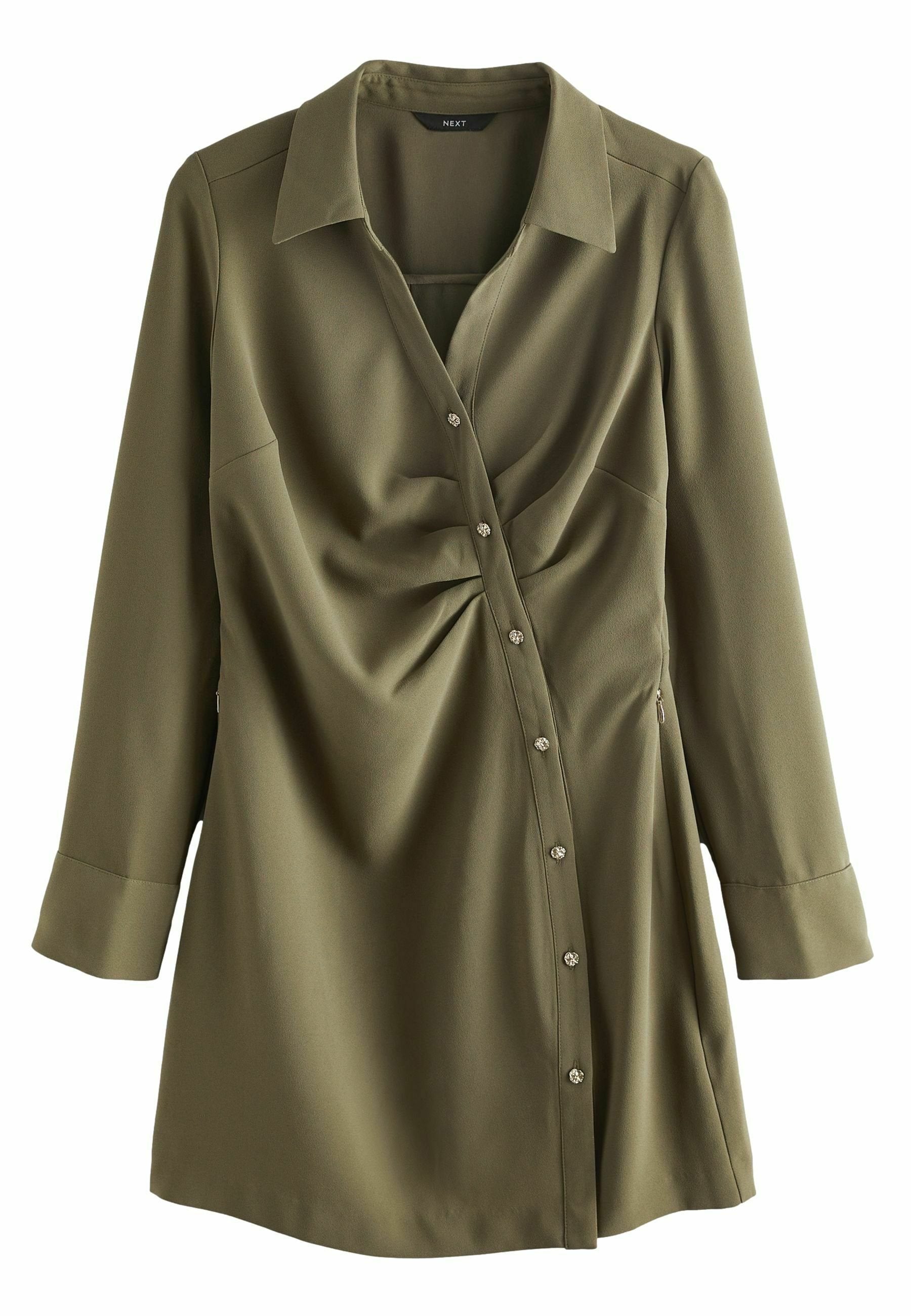 Olivenfarbenes Hemdkleid aus glattem Stoff, mit schmaler Taille und Raffung, langen Ärmeln und dekorativen Knöpfen auf der Vorderseite.