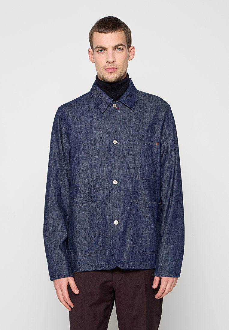 Jeansjacke in Dunkelblau mit Knopfleiste, spitzem Kragen, zwei Vordertaschen und glatter Textur. Lange Ärmel, lockere Passform.