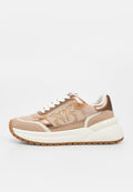 Beiger und metallisch roségoldener Sneaker mit weißen Schnürsenkeln, Mesh- und Wildlederpaneelen, Schmetterlingsdesign und dicker weißer Sohle mit braunem Profil.