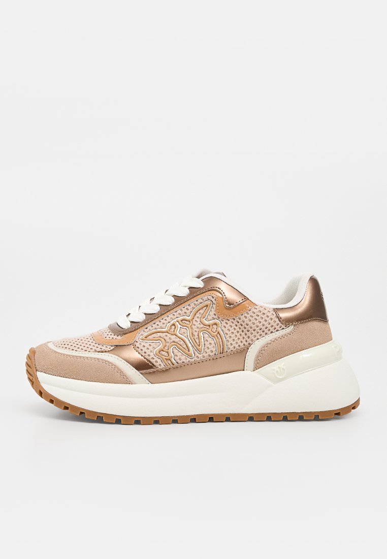 Beiger und metallisch roségoldener Sneaker mit weißen Schnürsenkeln, Mesh- und Wildlederpaneelen, Schmetterlingsdesign und dicker weißer Sohle mit braunem Profil.