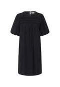 Schwarzes Kleid mit kurzen Puffärmeln, gerafftem Oberteil und Schlüssellochverschluss am Rücken. Glatte Textur und lockere Silhouette. Keine Muster oder Verzierungen.
